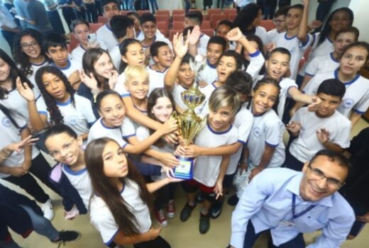 Campeã dos Jogos Escolares festeja com o troféu 9