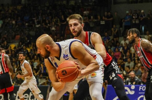 Basquete faz a festa de mais de 3.500 torcedores no novo Teatrão