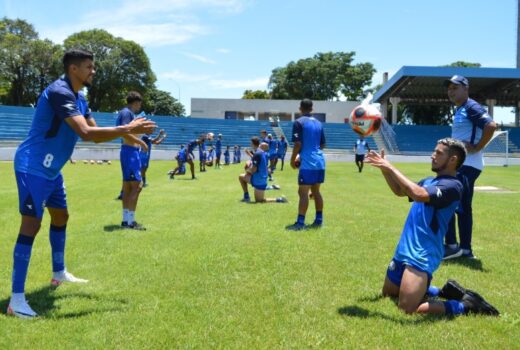 São José vende ingressos, faz jogo-treino e contrata 3