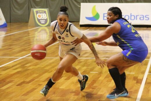 Basquete feminino perde e masculino joga playoff 1