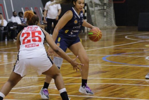 Basquete feminino perde visitando um favorito 5