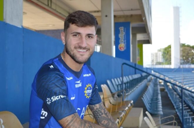 São José contrata lateral e apresenta meia 2