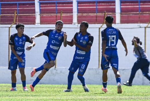 Garotos do São José festejam classificação na Copinha 9