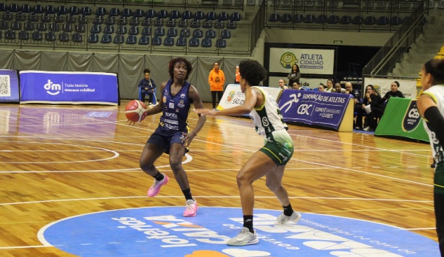 Basquete feminino perde para o vice-líder 1