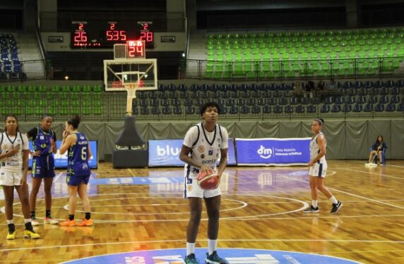 Basquete feminino vence confronto valendo posição 1