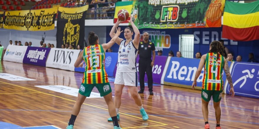 Basquete feminino sente a força do líder ao fechar fase 1